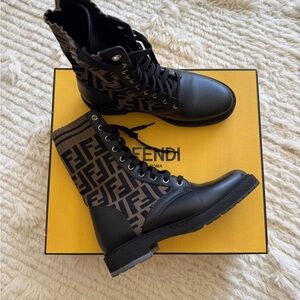 FENDI Rockoko Biker Vitello + Maglia FF
Black Leather & Knit Combat Boots